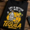 Majica z napisom LIFE IS BETTER WITH TEQUILA ter motivom steklenice tekile in koktajla