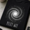 Majica z motivom spiralne galaksije in napisom MILKY WAY