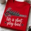 Majica z napisom life is short play hard in črnim motivom kitarskega vratu
