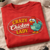Retro ilustracija kokoši z velikimi očmi in napisom Crazy Chicken Lady v ovalnem emblemu