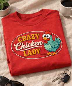 Retro ilustracija kokoši z velikimi očmi in napisom Crazy Chicken Lady v ovalnem emblemu