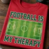 Majica z napisom FOOTBALL IS MY THERAPY in motivom nogometnega igrišča