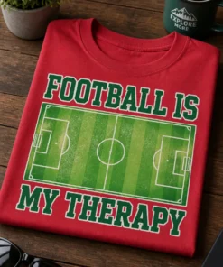 Majica z napisom FOOTBALL IS MY THERAPY in motivom nogometnega igrišča