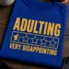 Majica z napisom ADULTING VERY DISAPPOINTING v vintage ocenjevalnem slogu z eno slabo ocenjeno zvezdico