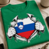 Majica z motivom raztrgane srajce, pod katero se razkriva slovenska zastava