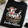 Majica z napisom kmečka dekllina in motivom simpatične kravice v lesenem sodčku