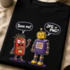 Majica z napisom Save me! JPG or PNG? in dvema prikupnima robotoma