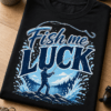 Majica z napisom Fish me luck in motivom ribiča med metanjem palice