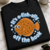 Majica z napisom It's o-fish-ally off the hook in risano ribo v krožnem motivu