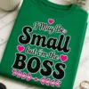Majica z napisom I May Be Small but i'm the BOSS v igrivem tipografskem dizajnu s srčki