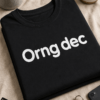 Majica z napisom Orng dec v minimalističnem besedilnem dizajnu