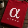 Majica z napisom α ALPHA v minimalističnem tipografskem slogu