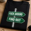 Majica z napisom FUCK AROUND FIND OUT na zelenem smerokazu