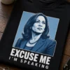 Majica z napisom EXCUSE ME I'M SPEAKING in portretom ženske v modrem politično-plakatnem slogu