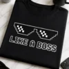 Majica z napisom LIKE A BOSS in pikseliranimi črnimi očali