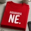Majica z napisom HAHAHAHA NE. v minimalističnem tipografskem slogu