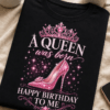 Majica z napisom A QUEEN was born HAPPY BIRTHDAY TO ME, krono in rožnatim salonarjem za rojstni dan
