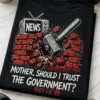 Majica z napisom MOTHER, SHOULD I TRUST THE GOVERNMENT? in motivom razbitega zidu, kladiva ter televizije z napisom NEWS