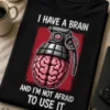 Majica z napisom I HAVE A BRAIN AND I'M NOT AFRAID TO USE IT in motivom možganov v obliki granate