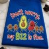Majica z napisom Don't worry, my B12 is fine. in risanim avokadom ter fižolčki
