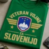 Majica z napisom VETERAN VOJNE ZA SLOVENIJO in patriotskim emblemom v retro vojaškem slogu