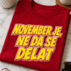 Majica z napisom November je, ne da se delat v rumeni tipografiji