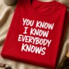Majica z napisom YOU KNOW I KNOW EVERYBODY KNOWS v štirih vrsticah