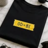 Majica z napisom OD=BI na rumenem lepilnem traku