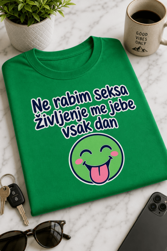 Majica z napisom Ne rabim seksa življenje me jebe vsak dan in prisrčnim smeškom