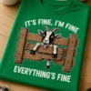 Smešna majica z napisom IT’S FINE, I’M FINE EVERYTHING’S FINE in kozlom, zataknjenim v leseni ograji