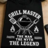 Majica z napisom GRILL MASTER THE MAN THE MYTH THE LEGEND in motivom žara