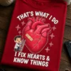 Majica z napisom THAT'S WHAT I DO I FIX HEARTS & KNOW THINGS in ilustracijo anatomske srčne oblike z zdravnikom