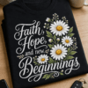 Majica z napisom Faith, Hope, and new Beginnings ter motivom belih marjetic