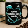 Minimalistična medicinska skodelica s srčno EKG linijo in napisom Najboljša medicinska sestra na svetu v medicinsko modri in beli barvi.