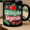Mug za učiteljico z napisom Učiteljska legenda, rdečim jabolkom, ravnilom in srčki v učilniškem slogu