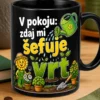 Mug za upokojitev z napisom V pokoju: zdaj mi šefuje vrt in motivom zalivalke, ki zaliva besedo boss z mladimi listki, v zeleno rumeni ilustraciji.