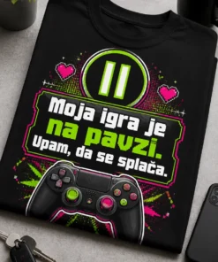 Gamer majica z napisom Moja igra je na pavzi. Upam, da se splača., velikim simbolom pavze in moderno igralno ročko v neonsko zeleni in magenta barvi
