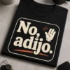 Majica z napisom "No, adijo." v čistem, velikem tipografskem tisku na sredini prsnega dela.