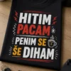 Majica s potiskom z napisom HITIM PACAM PENIM SE ŠE DIHAM v distanciranem, humorističnem tipografskem slogu za vsakodnevni stres in office humor.