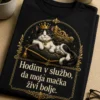Majica s smug mačkom na prestolu in napisom Hodim v službo, da moja mačka živi bolje.