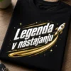 Majica z napisom Legenda v nastajanju z modernim tipografskim motivom v zlati in beli barvi, z raketno sledjo pod besedilom.