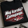 Tisk na T-shirtu z napisom Moj kardio? Zamujanje. rdeče-bela tipografija z gibanjem in majhnim supergacem