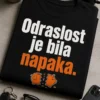 T-shirt z napisom Odraslost je bila napaka in majhnim razbitim hranilnikom v beli in oranžni barvi