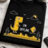 Majica z napisom I'M OFFLINE in igrivim motivom rumenega dinozavra v puščavi