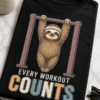 Majica z napisom EVERY WORKOUT COUNTS in lenivcem, ki visi na drogu