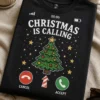 Božična majica z napisom CHRISTMAS IS CALLING CANCEL ACCEPT in motivom telefonskega klica ter smrečice