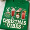 Majica z napisom CHRISTMAS VIBES in motivom prazničnih zimskih napitkov