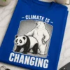 Majica z napisom - CLIMATE IS - CHANGING in ilustracijo dveh medvedov v satiričnem retro slogu