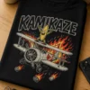 Majica z napisom KAMIKAZE in retro risanim letalom v strmoglavljenju