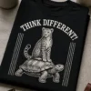 Majica z napisom THINK DIFFERENT! in retro motivom velike mačke na želvi